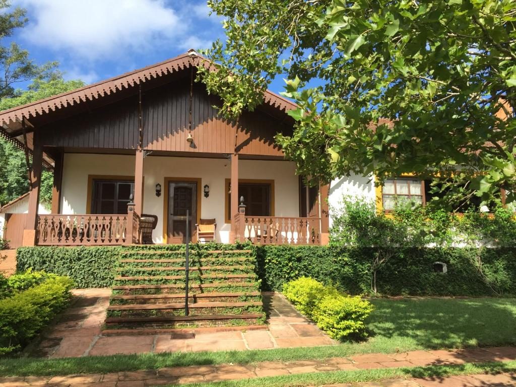 Escada coberta de hera até a varanda da casa-sede